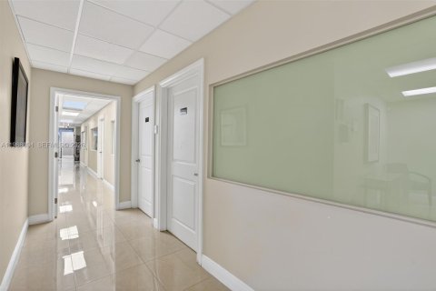 Купить коммерческую недвижимость в Майами, Флорида № 2035921 - фото 9