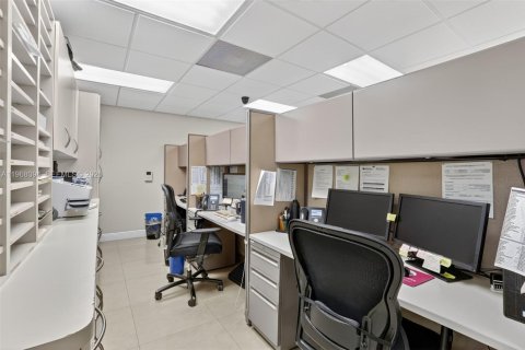 Купить коммерческую недвижимость в Майами, Флорида № 2035921 - фото 25