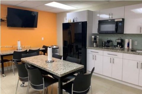 Купить коммерческую недвижимость в Майами, Флорида № 2035921 - фото 4