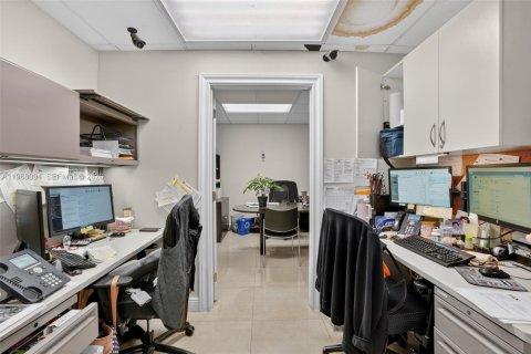 Купить коммерческую недвижимость в Майами, Флорида № 2035921 - фото 28