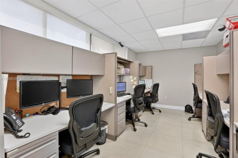 Купить коммерческую недвижимость в Майами, Флорида № 2035921 - фото 27