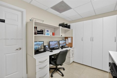 Купить коммерческую недвижимость в Майами, Флорида № 2035921 - фото 6