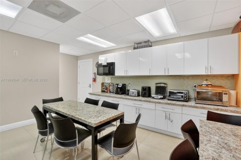 Купить коммерческую недвижимость в Майами, Флорида № 2035921 - фото 16