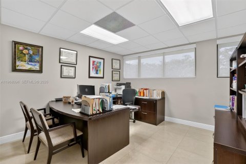 Купить коммерческую недвижимость в Майами, Флорида № 2035921 - фото 17