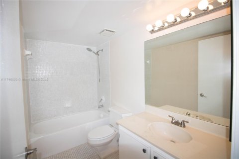 Condo in Sunny Isles Beach, Florida, 2 bedrooms  № 1726842 - photo 18