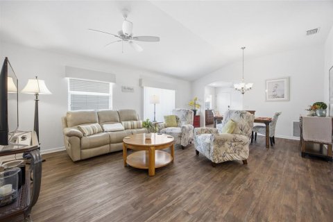 House in The Villages, Florida 2 bedrooms, 116.87 sq.m. № 2093056 - photo 9