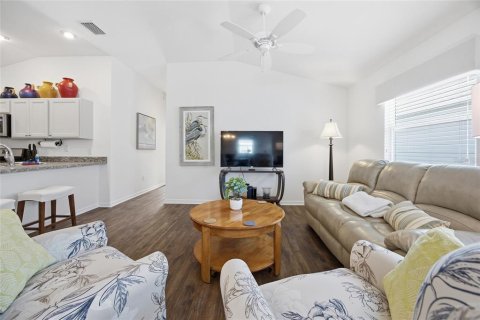 House in The Villages, Florida 2 bedrooms, 116.87 sq.m. № 2093056 - photo 7