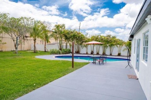 House in Miami, Florida 4 bedrooms, 155.52 sq.m. № 1776087 - photo 17