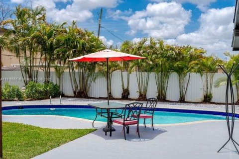 House in Miami, Florida 4 bedrooms, 155.52 sq.m. № 1776087 - photo 15