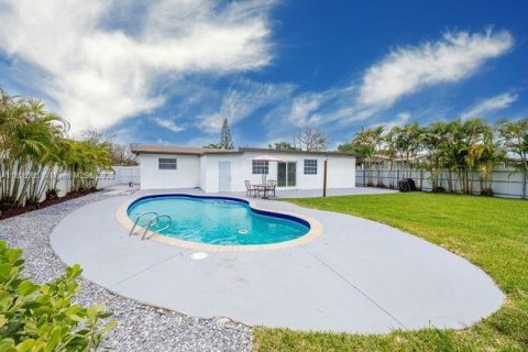 House in Miami, Florida 4 bedrooms, 155.52 sq.m. № 1776087 - photo 16