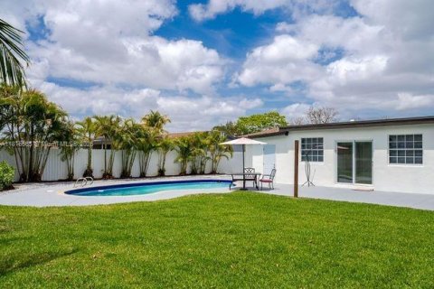 House in Miami, Florida 4 bedrooms, 155.52 sq.m. № 1776087 - photo 14