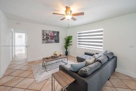 House in Miami, Florida 4 bedrooms, 155.52 sq.m. № 1776087 - photo 3