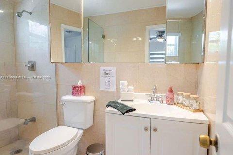 House in Miami, Florida 4 bedrooms, 155.52 sq.m. № 1776087 - photo 12