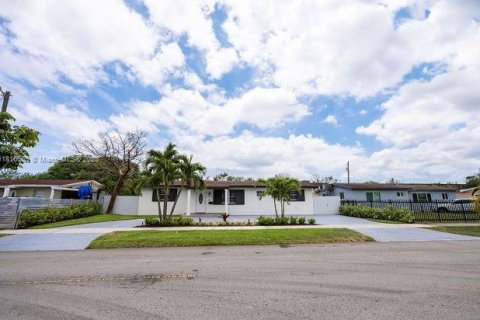 House in Miami, Florida 4 bedrooms, 155.52 sq.m. № 1776087 - photo 1