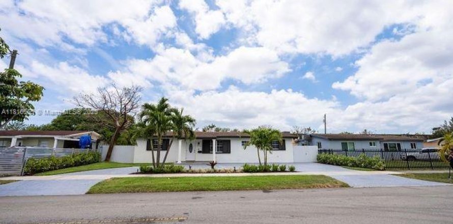House in Miami, Florida 4 bedrooms, 155.52 sq.m. № 1776087
