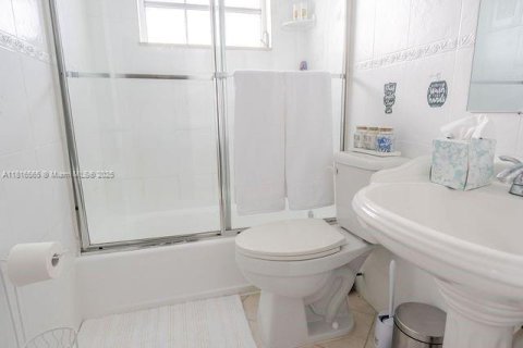 House in Miami, Florida 4 bedrooms, 155.52 sq.m. № 1776087 - photo 9