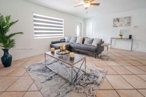 House in Miami, Florida 4 bedrooms, 155.52 sq.m. № 1776087 - photo 2