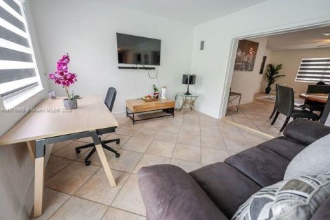 House in Miami, Florida 4 bedrooms, 155.52 sq.m. № 1776087 - photo 5
