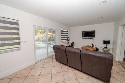 House in Miami, Florida 4 bedrooms, 155.52 sq.m. № 1776087 - photo 6