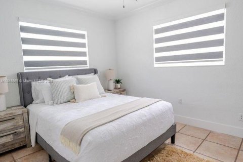 House in Miami, Florida 4 bedrooms, 155.52 sq.m. № 1776087 - photo 10