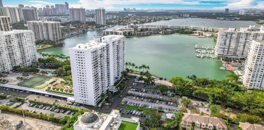 Кондоминиум с 2 спальнями в Авентура, Флорида № 1990584