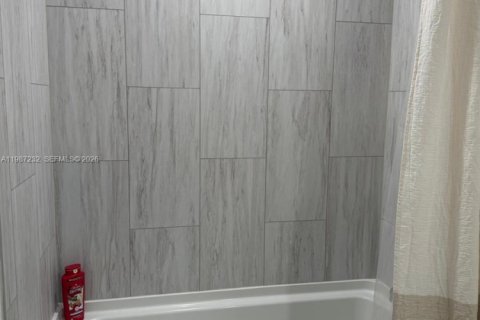 House in Port St. Lucie, Florida 5 bedrooms, 184.32 sq.m. № 2047826 - photo 15