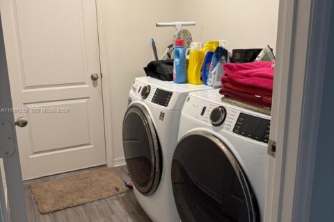 House in Port St. Lucie, Florida 5 bedrooms, 184.32 sq.m. № 2047826 - photo 2