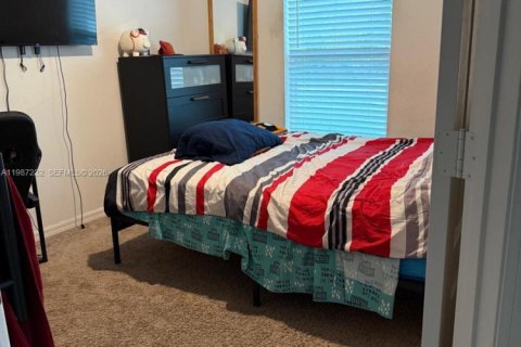 House in Port St. Lucie, Florida 5 bedrooms, 184.32 sq.m. № 2047826 - photo 3