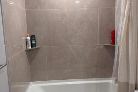 House in Port St. Lucie, Florida 5 bedrooms, 184.32 sq.m. № 2047826 - photo 5