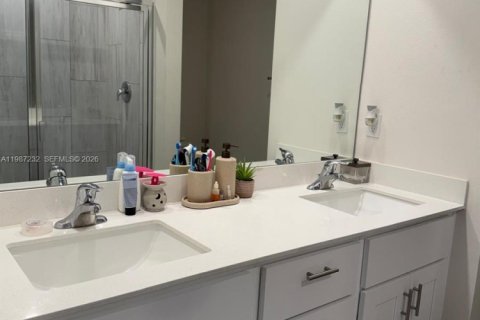 House in Port St. Lucie, Florida 5 bedrooms, 184.32 sq.m. № 2047826 - photo 18