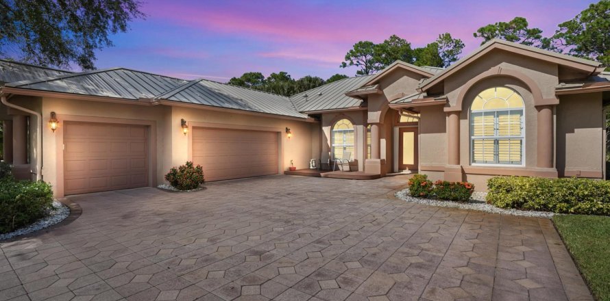 House in St. Lucie, Florida 3 bedrooms, 226.87 sq.m. № 2183073