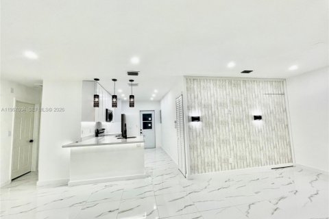 Снять в аренду виллу или дом в Норт-Майами-Бич, Флорида 4 спальни, 83.61м2, № 2032515 - фото 8