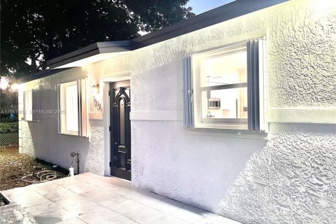 Снять в аренду виллу или дом в Норт-Майами-Бич, Флорида 4 спальни, 83.61м2, № 2032515 - фото 17