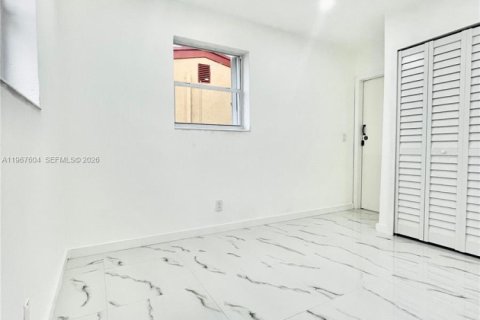 Снять в аренду виллу или дом в Норт-Майами-Бич, Флорида 4 спальни, 83.61м2, № 2032515 - фото 13