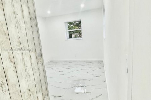 Снять в аренду виллу или дом в Норт-Майами-Бич, Флорида 4 спальни, 83.61м2, № 2032515 - фото 12