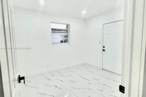 Снять в аренду виллу или дом в Норт-Майами-Бич, Флорида 4 спальни, 83.61м2, № 2032515 - фото 10