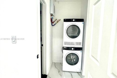 Снять в аренду виллу или дом в Норт-Майами-Бич, Флорида 4 спальни, 83.61м2, № 2032515 - фото 6