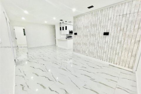 Снять в аренду виллу или дом в Норт-Майами-Бич, Флорида 4 спальни, 83.61м2, № 2032515 - фото 7