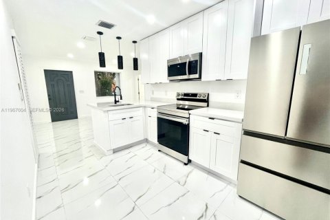 Снять в аренду виллу или дом в Норт-Майами-Бич, Флорида 4 спальни, 83.61м2, № 2032515 - фото 3