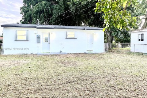 Снять в аренду виллу или дом в Норт-Майами-Бич, Флорида 4 спальни, 83.61м2, № 2032515 - фото 14