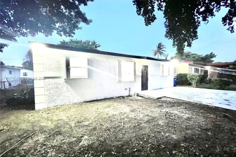 Снять в аренду виллу или дом в Норт-Майами-Бич, Флорида 4 спальни, 83.61м2, № 2032515 - фото 15