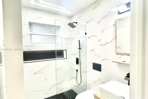 Снять в аренду виллу или дом в Норт-Майами-Бич, Флорида 4 спальни, 83.61м2, № 2032515 - фото 4