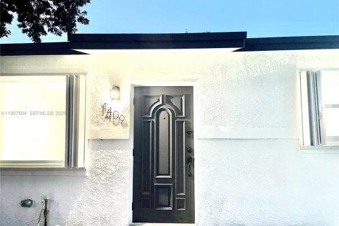 Снять в аренду виллу или дом в Норт-Майами-Бич, Флорида 4 спальни, 83.61м2, № 2032515 - фото 18