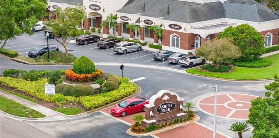 Commercial property in Orlando, Florida 101.64 sq.m. № 2404622
