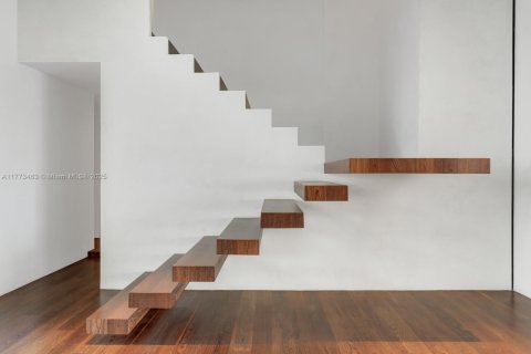 House in Miami Beach, Florida 6 bedrooms, 566.33 sq.m. № 1623153 - photo 16