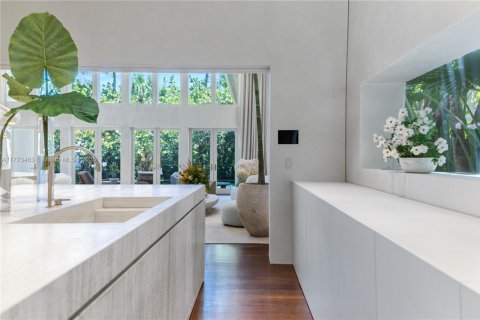 House in Miami Beach, Florida 6 bedrooms, 566.33 sq.m. № 1623153 - photo 8
