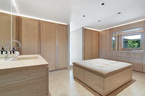 House in Miami Beach, Florida 6 bedrooms, 566.33 sq.m. № 1623153 - photo 24