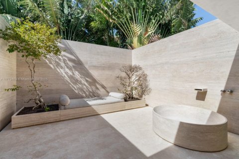 House in Miami Beach, Florida 6 bedrooms, 566.33 sq.m. № 1623153 - photo 29