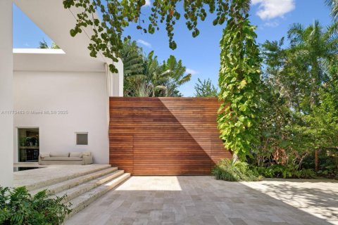 House in Miami Beach, Florida 6 bedrooms, 566.33 sq.m. № 1623153 - photo 30
