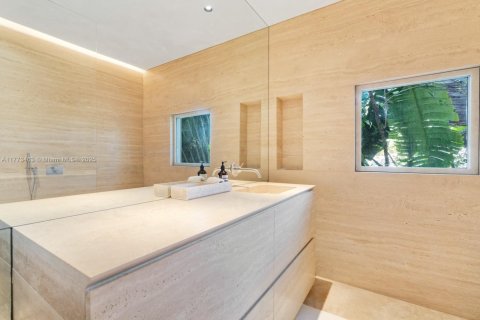 House in Miami Beach, Florida 6 bedrooms, 566.33 sq.m. № 1623153 - photo 28
